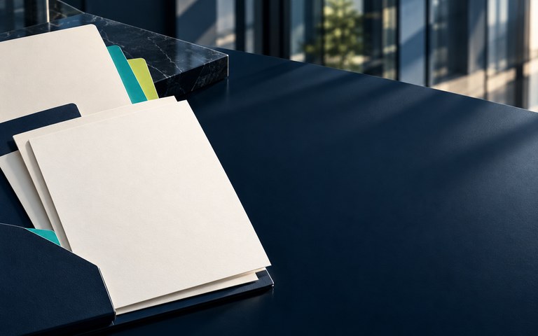 Documenti professionali bianchi su un piano architettonico navy